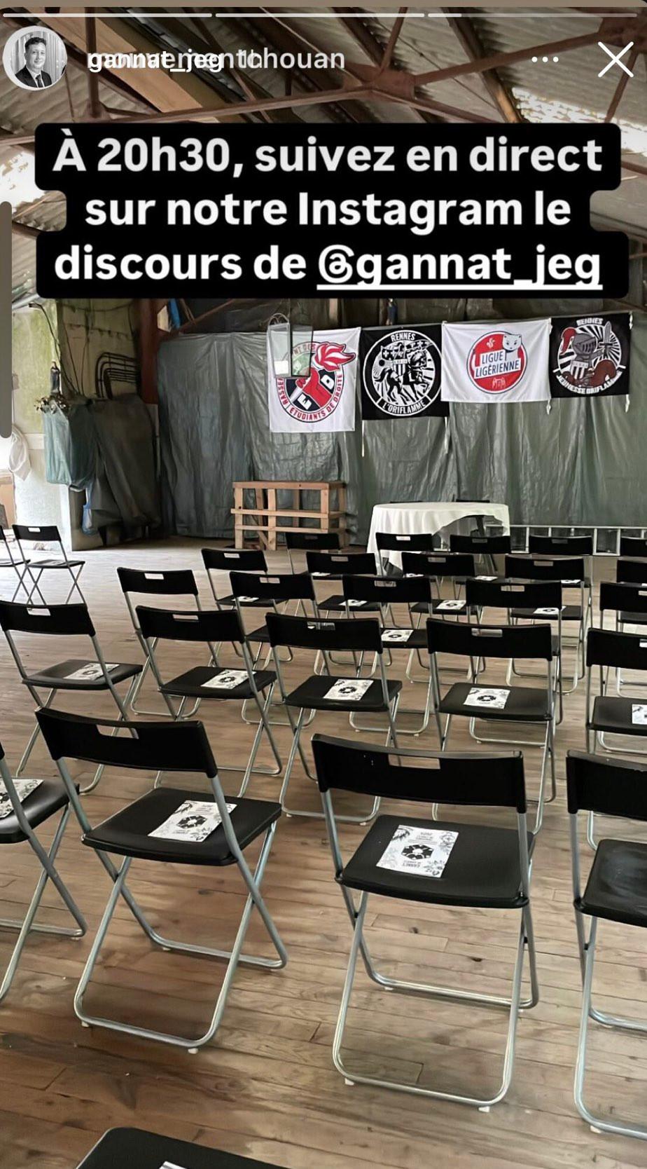 Capture du compte insta de Jean-Eudes Gannat où des chaises sont installées dans un hangar du Moulin de la Place en vue de son discours. Au fond on voit les drapeaux des groupes fascistes présents.